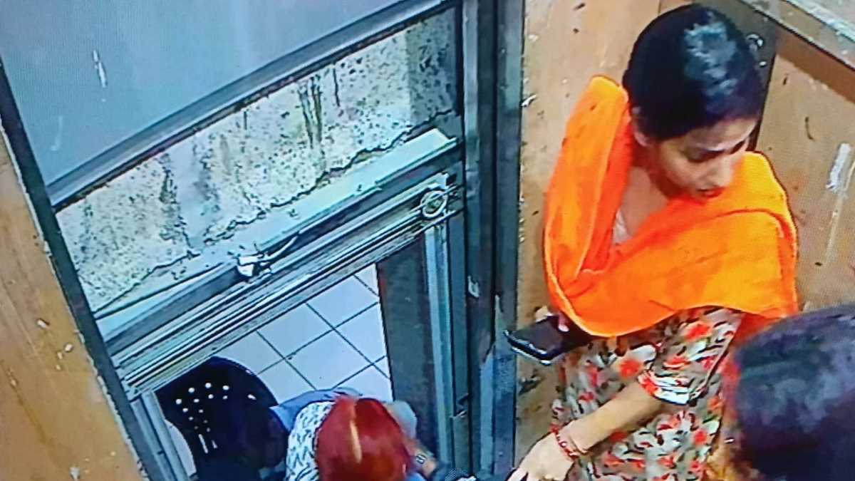 महागुन मंत्रा सोसायटी की लिफ्ट में 20 मिनट तक फंसे बच्चे और महिलाएं